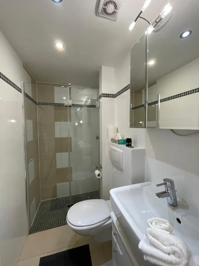 4 Bedrooms, 2 Bathrooms, Kitchen, Terrace - 10 Min To Fairground Düsseldorf 0*,  Německo