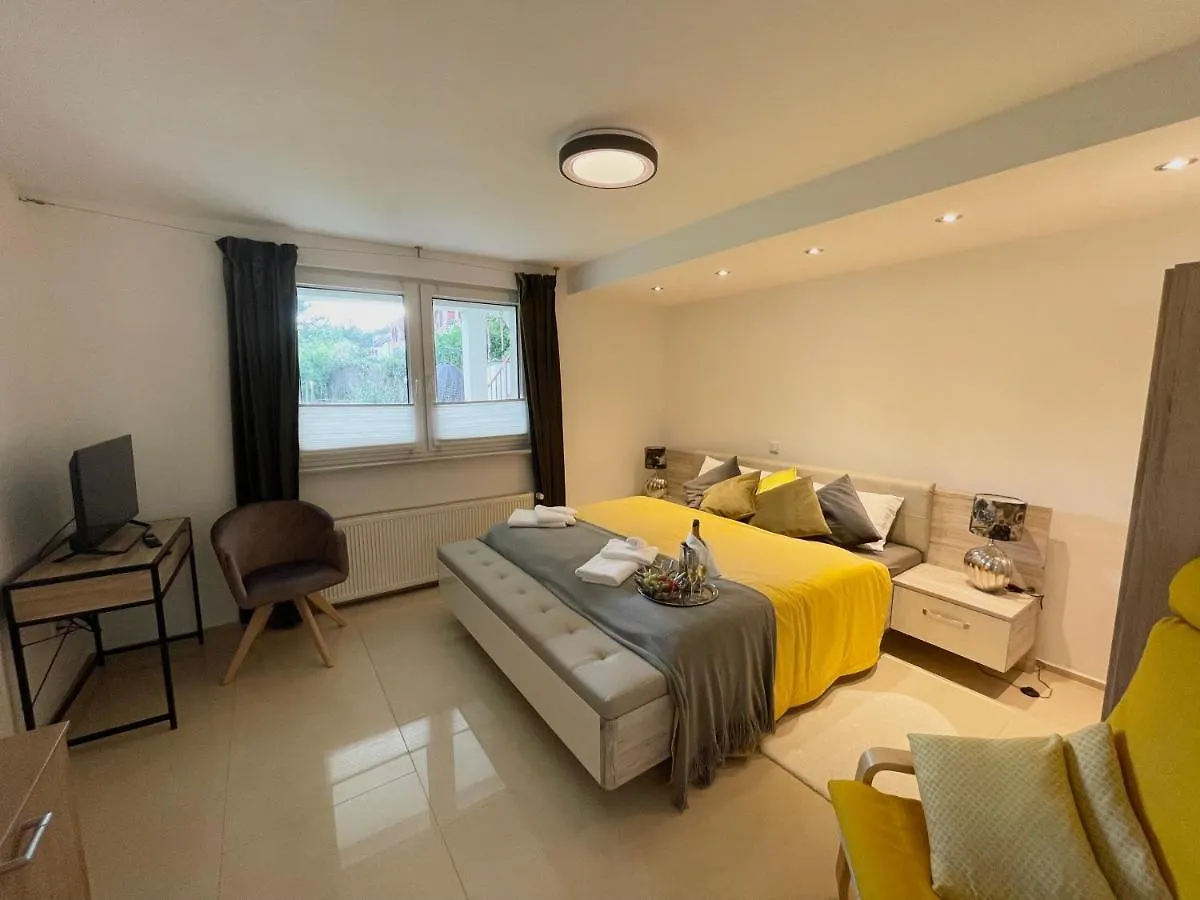 4 Bedrooms, 2 Bathrooms, Kitchen, Terrace - 10 Min To Fairground Düsseldorf Németország