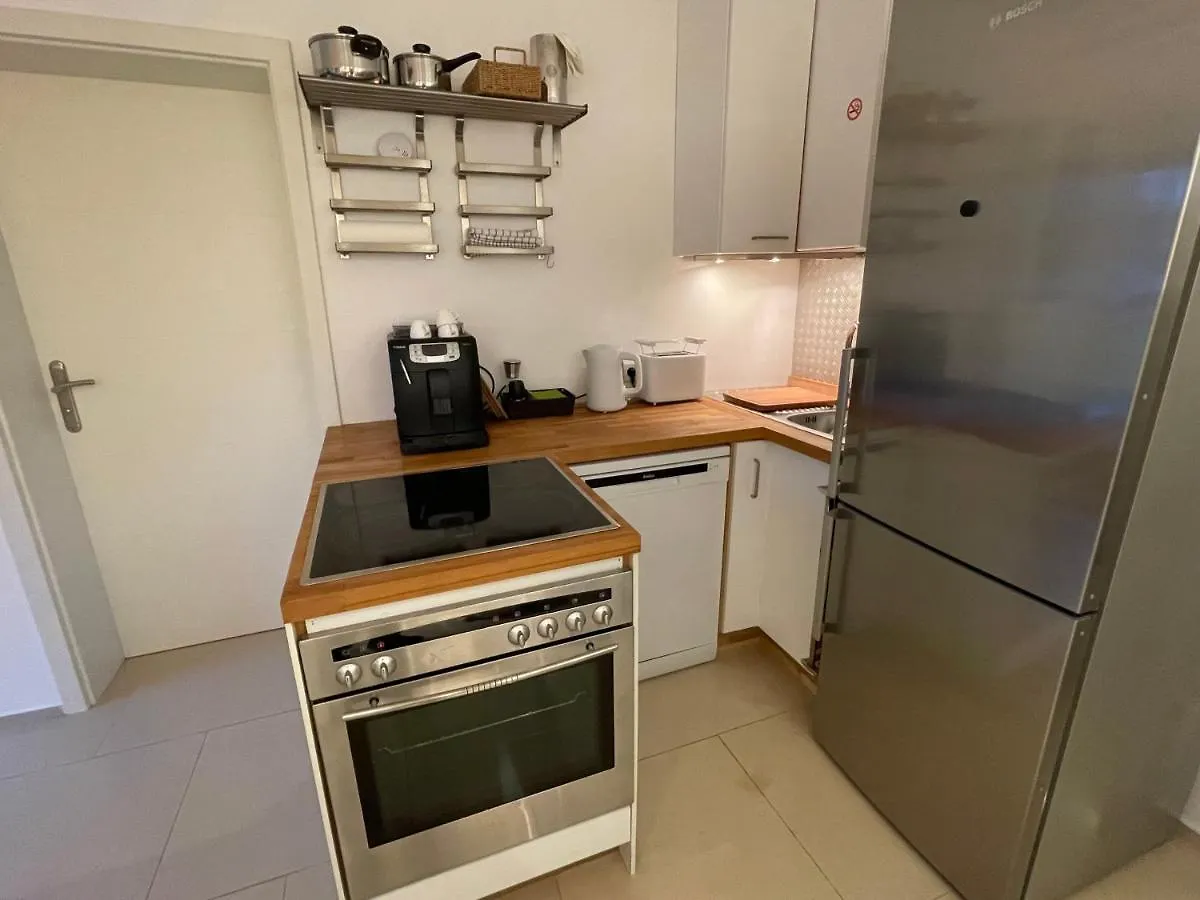 4 Bedrooms, 2 Bathrooms, Kitchen, Terrace - 10 Min To Fairground Düsseldorf Apartman